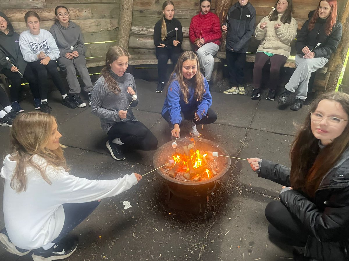Cymdeithasu wrth y tân! #Llangrannog2024 #pontiobt
