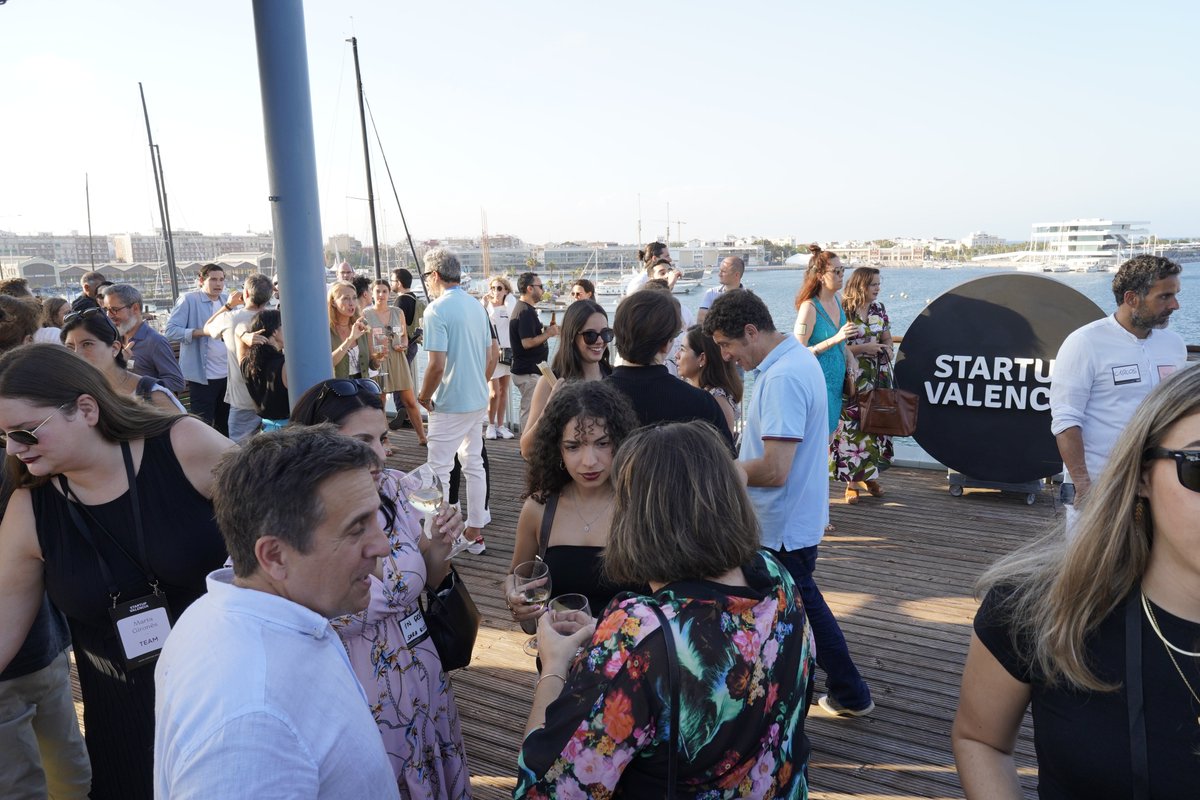 🎉🎉Lo de ayer fue un ES-PEC-TÁ-CU-LO. Llenísimo total en el evento "Sunset by the Sea", que celebramos en la azotea de <a href="/Inn_Somnia/">Innsomnia Accelerator</a> de la mano de <a href="/Startup_VLC/">Startup Valencia</a>. Gracias a todos por venir a fomentar el networking. El ecosistema startupero valenciano vuelta muy muy alto🚀 #startups