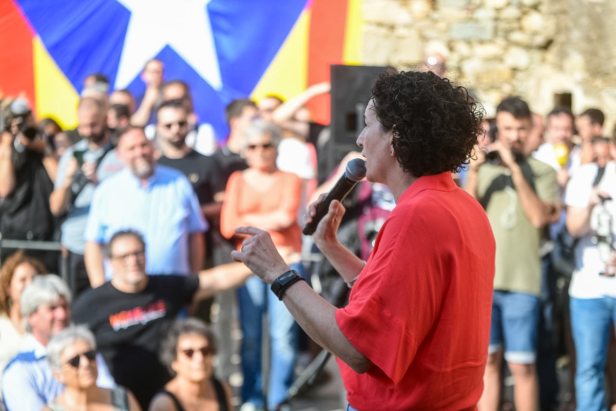 "Ens han intentat fer callar i aturar vulnerant❌ drets humans, civils i polítics. Mai aquest moviment democràtic imparable farà servir la violència per defensar les seves idees, som demòcrates defensant la llibertat del nostre país", defensa <a href="/martarovira/">Marta Rovira Vergés</a>