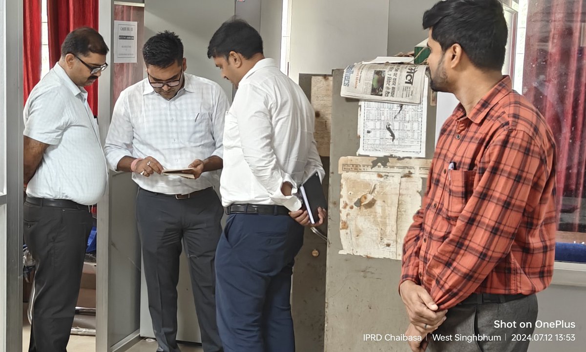 कोषागार चाईबासा का औचक निरीक्षण के क्रम में कार्यालय परिसर तथा यहां उपलब्ध अलग-अलग अलमारी में संग्रहित कागजात एवं फाइलों का सघन जांच किया।
<a href="/JharkhandCMO/">Office of Chief Minister, Jharkhand</a> <a href="/prdjharkhand/">IPRD Jharkhand</a> <a href="/PRDChaibasa/">IPRD, West Singhbhum</a> @rnuddkranchi