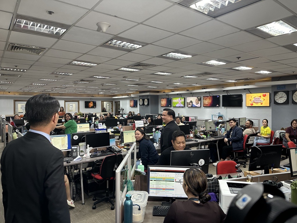 Lights, camera, action! 🎬 Grateful for the chance to tour around the GMA Newsroom, which brims with the hustle and bustle of the news crew! Witnessed the efforts of these diligent people working behind the scenes! 📷