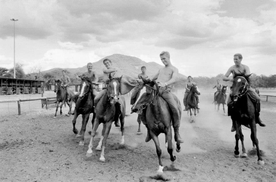 Springbok1973's tweet photo. BUSH WARS 🇦🇴🇳🇦🇿🇦.

La guerra fronteriza de Angola fue el South African Vietnam, y algún amigo estuvo allí. La última librada a caballo, en la mejor estela de las Boer wars contra los ingleses. Fantásticos jinetes.

#BUSHWARS @bellumartis @CasusBelliPod @jmscaronte  #AfricanWars https://t.co/aMHpxn0Yaw