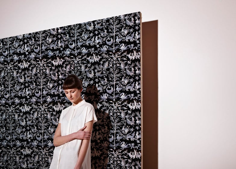 Obsessed with the stunning blend of traditional embroidery patterns and digital machine stitch in Custhom's embroidered wallpaper! 😍🧵#InteriorInspo #TextileDesign #Craftsmanship #UniqueDecor #Embroidery🌟🪡