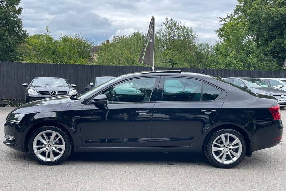 Very high Spec #Octavia with £4,215 worth of factory-fitted extras! 

Price: £15,995 
Mileage: 23,962 

Read the advert here: shorturl.at/l5VRJ 

#skodaoctavia #highspeccar #luxurycar #georgekingsley #premiumextras #carforsale