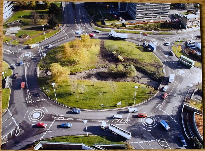 HertsArchives's tweet image. A magical and unusual shot of the "Magic Roundabout" in Hemel Hempstead taken from the Kodak Tower in November 1982 by photographer Bob Norris (Ref: Off 1244).

#OldPhotographs #HemelHempstead #Roundabouts