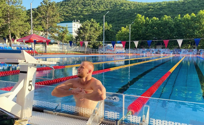 Swimming improves mood, helps fight anxiety and depression due to the production of endorphins.
