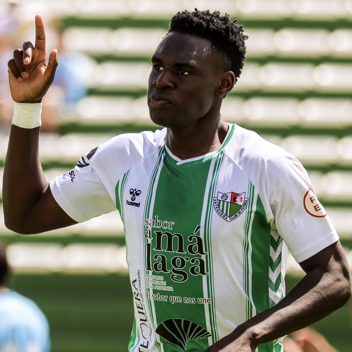 AntequeraCF's tweet image. ☀️ ¡𝗕𝘂𝗲𝗻𝗼𝘀 𝗱𝗶́𝗮𝘀!

📢 Recuerda que se amplía el plazo de renovaciones hasta el próximo 19 de julio.

🪪 Renueva tu abono y soñemos juntos una temporada más en @Primera_RFEF.

#LegadoBlanquiverde 🤍💚