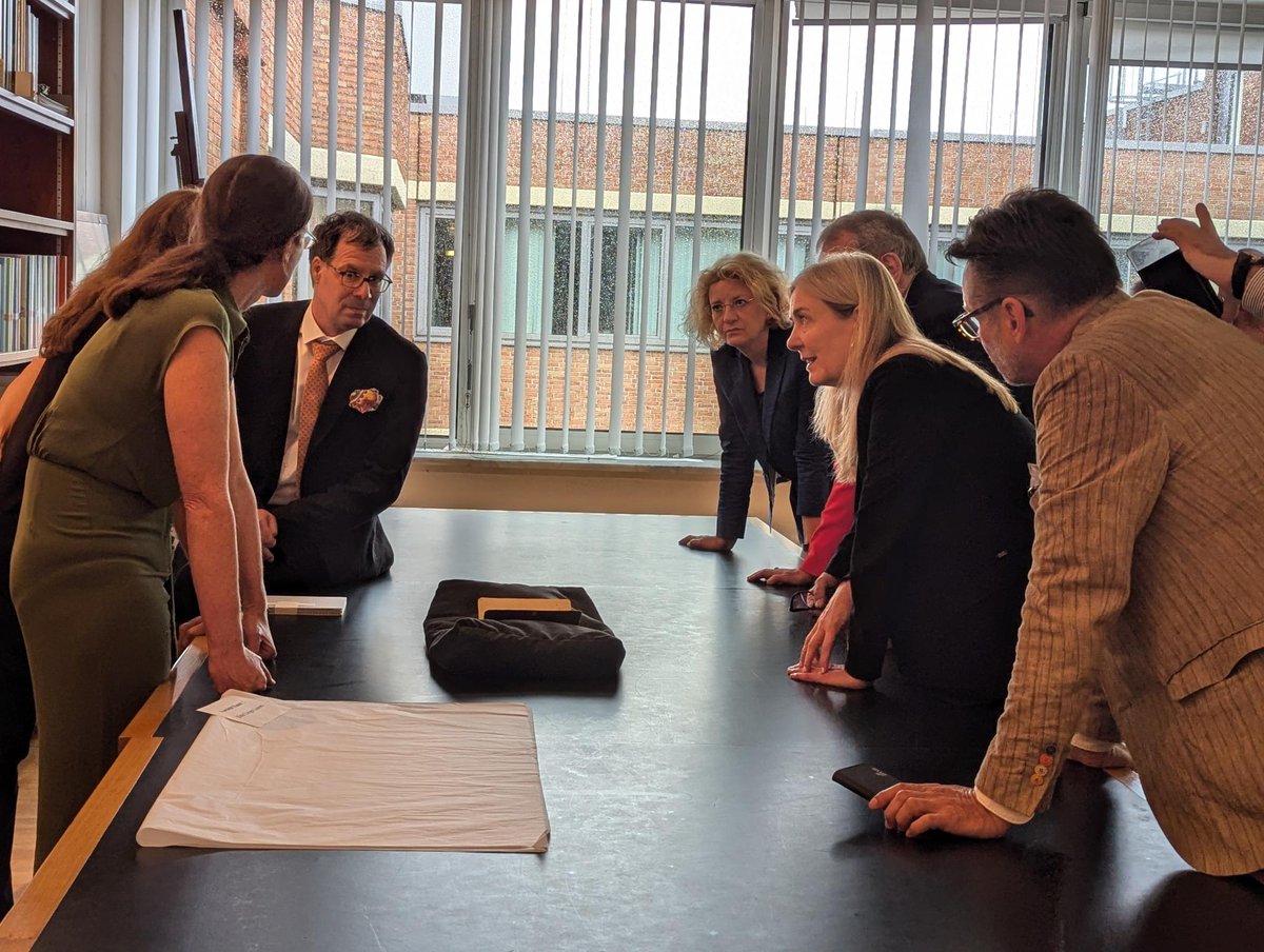 Es ist uns gelungen, zusammen mit der <a href="/skdmuseum/">Staatliche Kunstsammlungen Dresden</a> und der <a href="/kulturSPK/">Stiftung Preußischer Kulturbesitz</a> das "Karlsruher Skizzenbuch" von Caspar David Friedrich zu erwerben. Damit ist sein Verbleib in Deutschland gesichert. Ermöglicht haben den Ankauf die <a href="/EvsHoernes/">Ernst von SIEMENS Kunststiftung</a>, die <a href="/LaenderKultur/">Kulturstiftung der Länder</a> und weitere Förderer! #cdf250