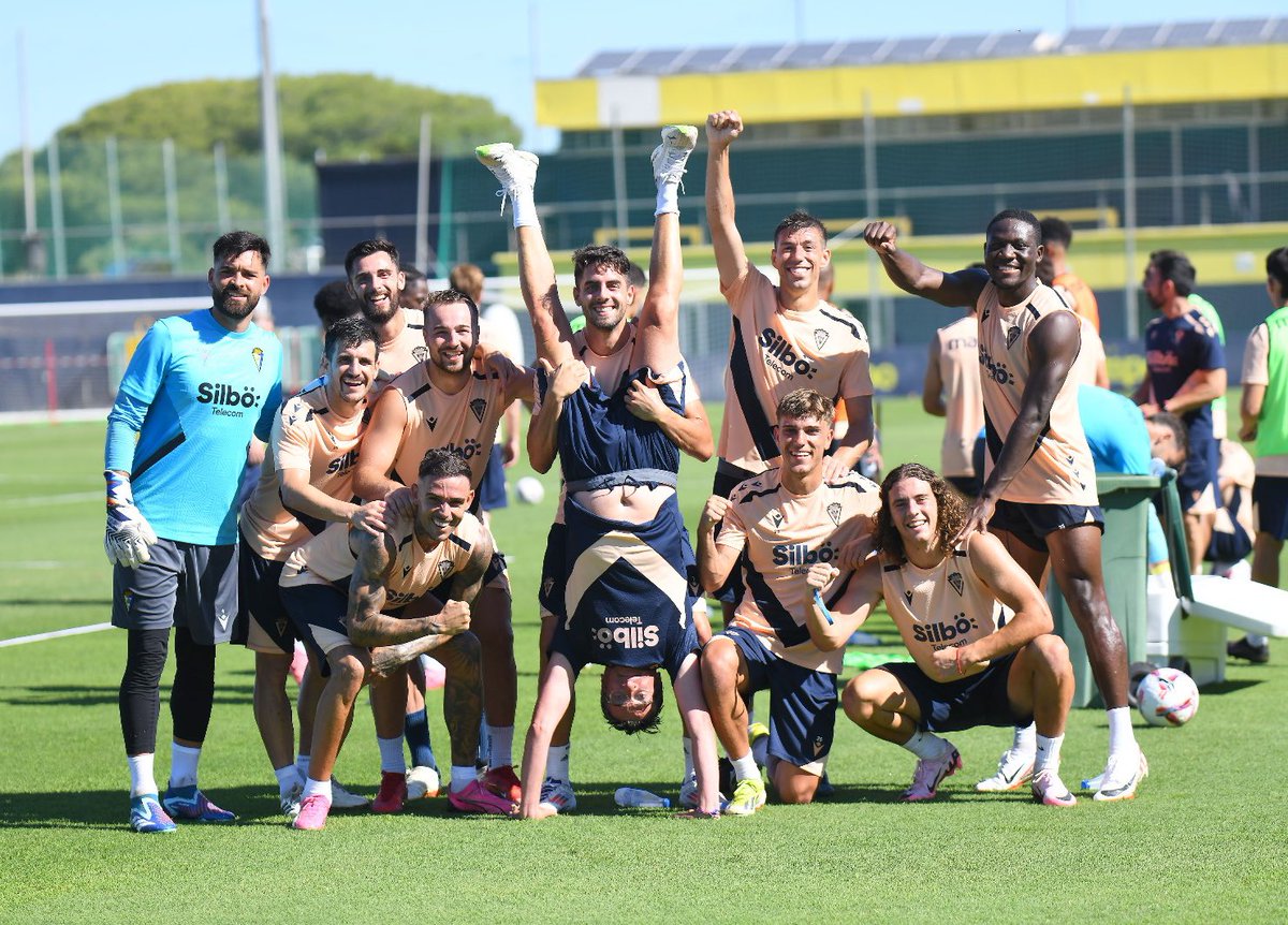 🎬🎥 𝙀𝙌𝙐𝙄𝙋𝙊 𝘼

🏆 Los primeros ganadores de la temporada 24/25

🕺 Pd: Juanito una vez más sacando los pasos prohibidos para hacer la pose más ingeniosa