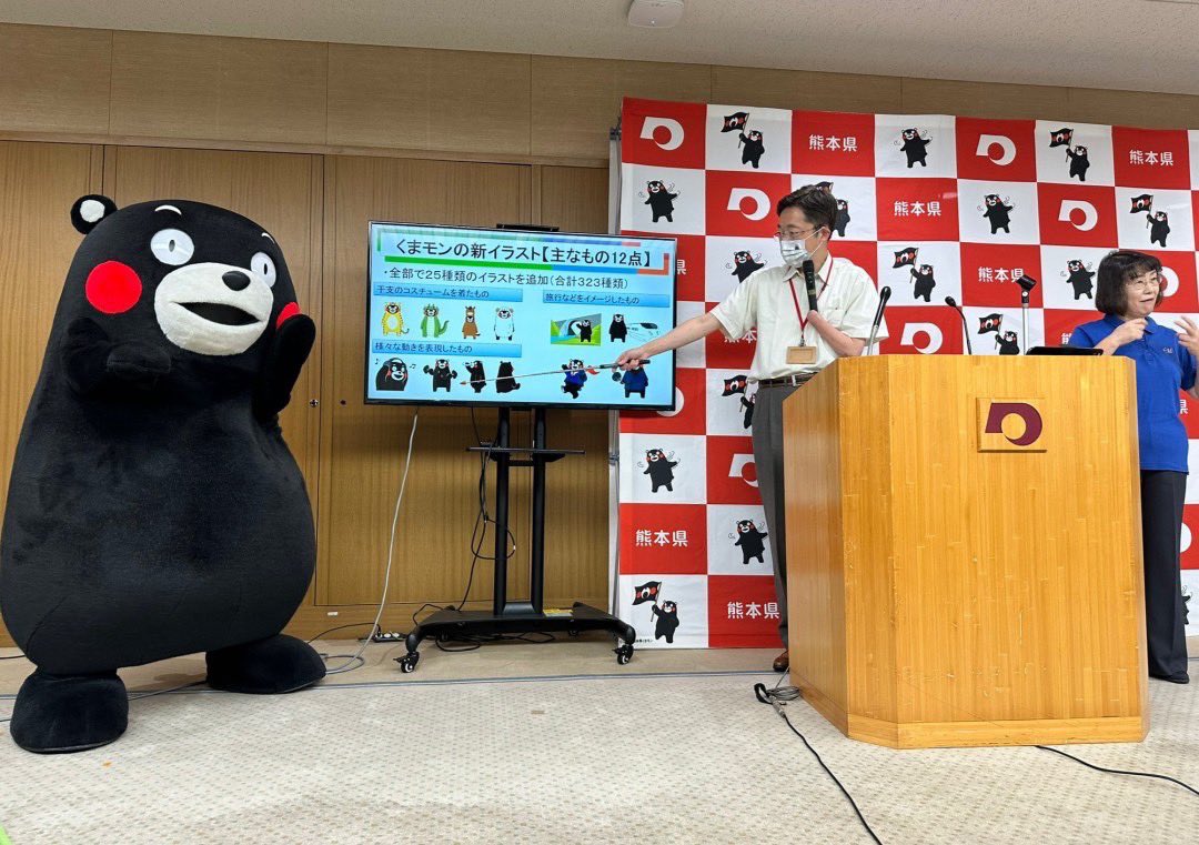 55_kumamon's tweet image. つ、ついに！「15周年ロゴ」が決まったモン！どちらもボクのイラストの後ろに『15』が描かれた素敵なデザインだモン☆改めて応募いただいたみなさん、ありがとまと〜☆そして、な、なんと！15周年ロゴに加えて、「新イラスト」も発表されたモン！みなさん、ボクのロゴとイラスト使ってはいよ〜☆