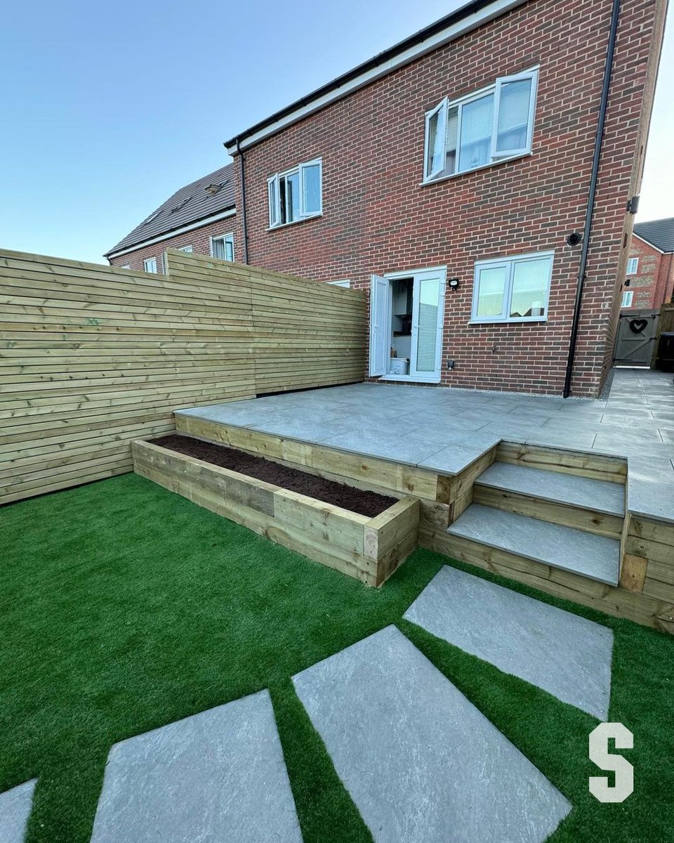 TweetSydenhams's tweet image. Impressive work by ASG Landscaping in St. Peter’s Place! 

They turned a bland #garden into a vibrant space with our #Pavestone Classic Porcelain 900x600 &amp;amp; @AzpectsLtd #EASYJoint &apos;Carbon&apos; from Salisbury.

Stay tuned for more #transformations! ✨

#PorcelainPatio