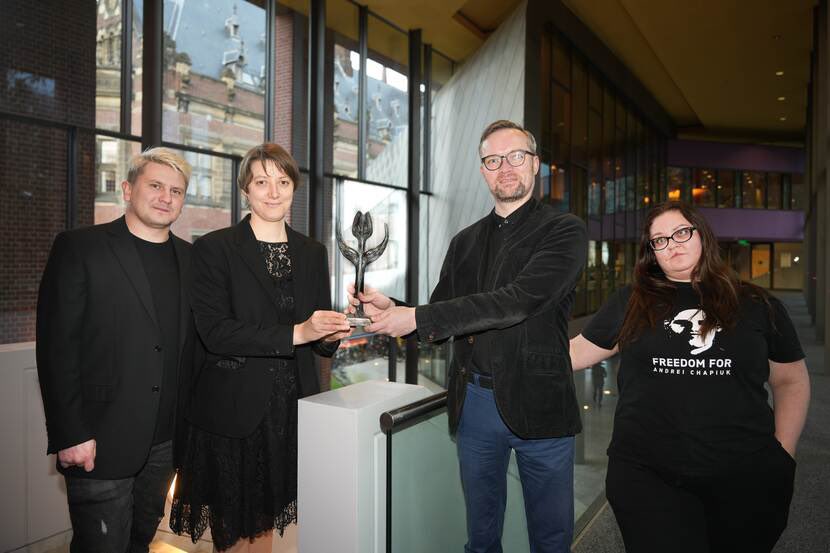 wjpgeerts's tweet photo. #Belarus: 3 years today since detention of Ales Bialiatski and his Viasna colleagues. NL remains deeply concerned about their wellbeing. We continue to demand their immediate and unconditional release. Picture: Viasna receiving #HumanRights Tulip in 2022. @DutchMFA @FreeViasna https://t.co/PpDz6JQX7P