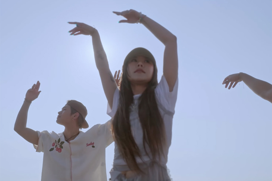soompi's tweet image. WATCH: #MAMAMOO&apos;s #Wheein Embraces Summer Freedom In Breezy MV For &quot;coco water&quot;
soompi.com/article/167424…