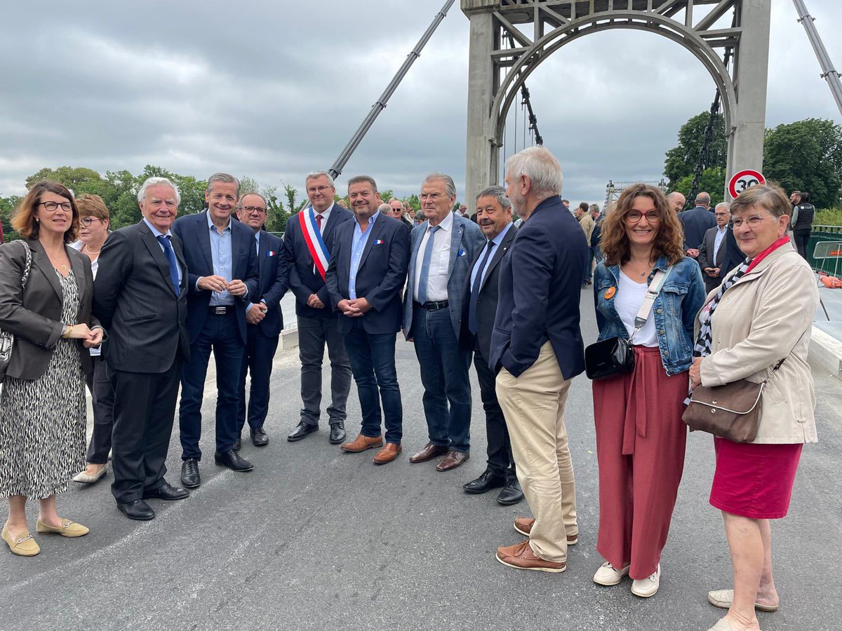 departement86's tweet photo. ✂️ Inauguration du pont suspendu de Bonneuil-Matours, ouvrage exceptionnel inscrit aux Monuments Historiques.

▶️ Un ambitieux projet de réhabilitation de 13,4M€ financé par le Département avec le soutien de l’Etat pour assurer la sécurité des usagers &amp; sauvegarder cet ouvrage. https://t.co/d136ao1Hx6