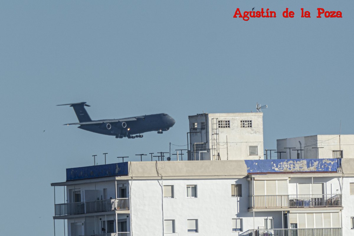AgustinLowpozi's tweet photo. El Lockheed C-5M Super Galaxy 86-0018 aterriza en la Base Naval de Rota. El C-5M Super Galaxy, con una longitud de 75,31 y una envergadura de 67,89 metros, es capaz de alcanzar velocidades de hasta 856 km/h y tiene un alcance de 8.900 km.
#LockheedC5MSuperGalaxy #BaseNavaldeRota https://t.co/Pl1qBzzRMd