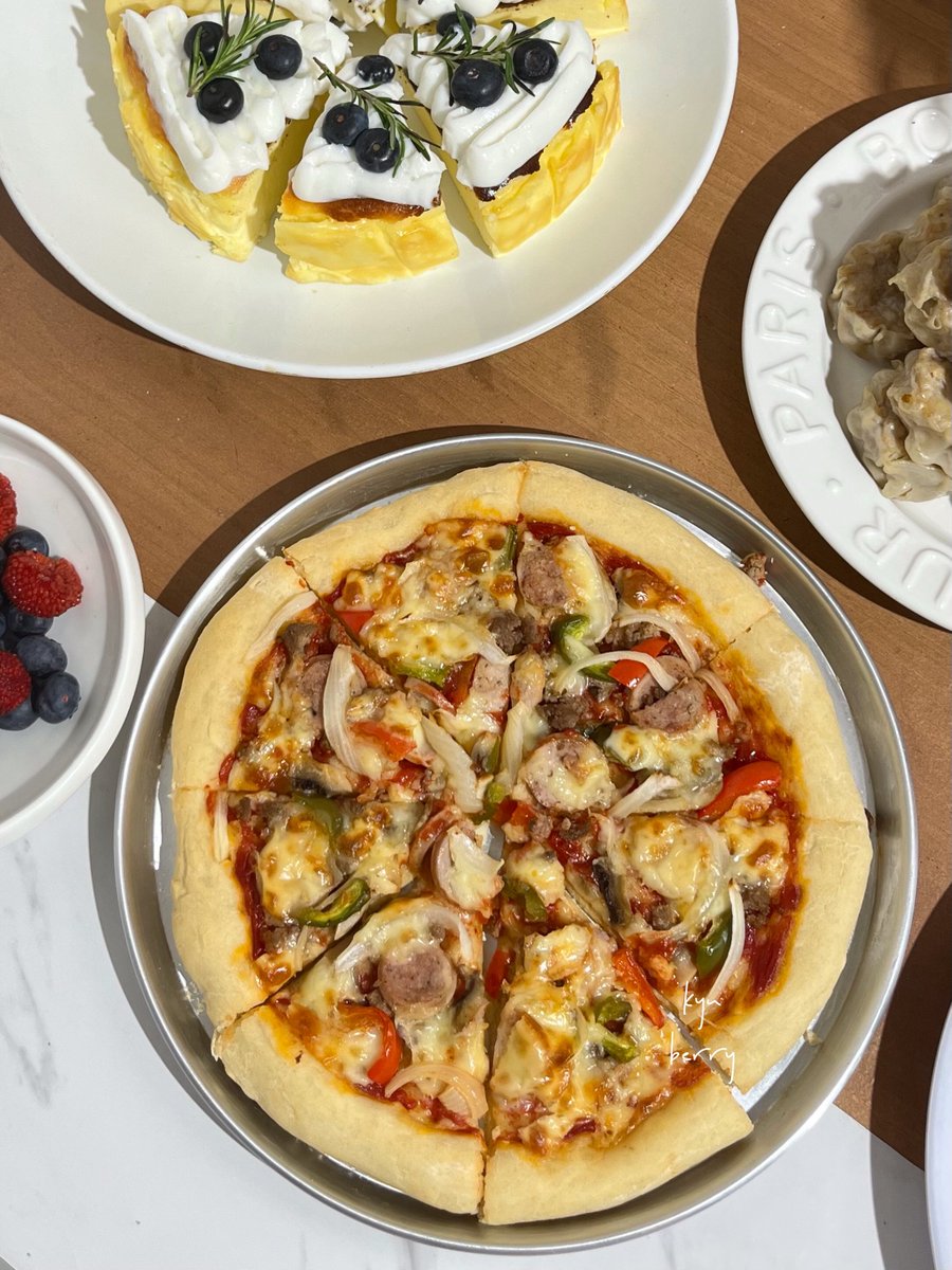 kyu__berry's tweet photo. kemarin pas ultah kakakku aku juga bikin Pizza 🍕✨

kayanya udah dari bulan januari deh aku mulai ngulik resep &amp; bikin pizza sendiri, enaakk!! #kyurecipe 

buat resep dan perkiraan total harga bahannya aku share di bawah yaa ✨ https://t.co/5MGHVKv2Ob