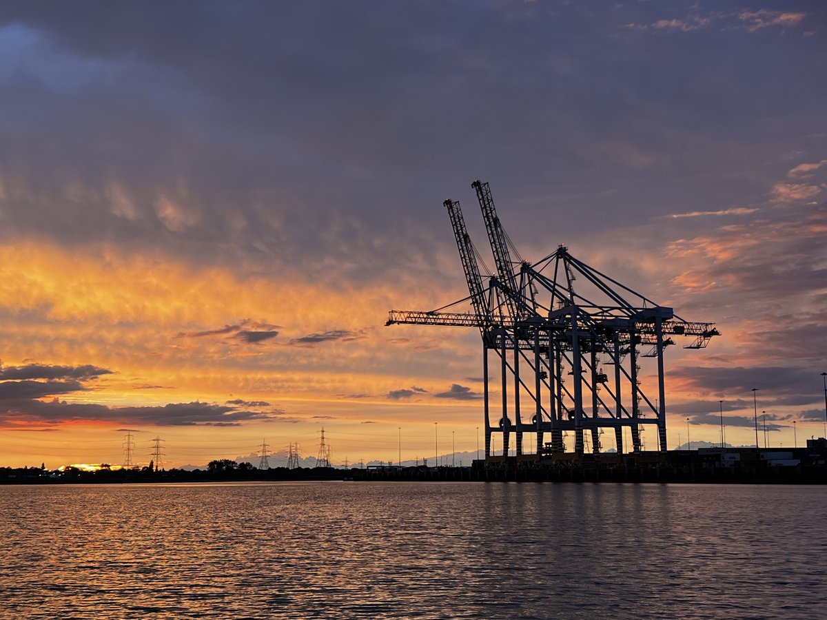 Yesterday evening our Officers were out on a routine boat patrol along parts of the rivers Itchen, Test and Hamble and caught a stunning sunset.

Report any illegal fishing or suspicious fishing activity on our 24/7 hotline: 0800 807060
<a href="/EnvAgencySE/">Environment AgencySE</a>