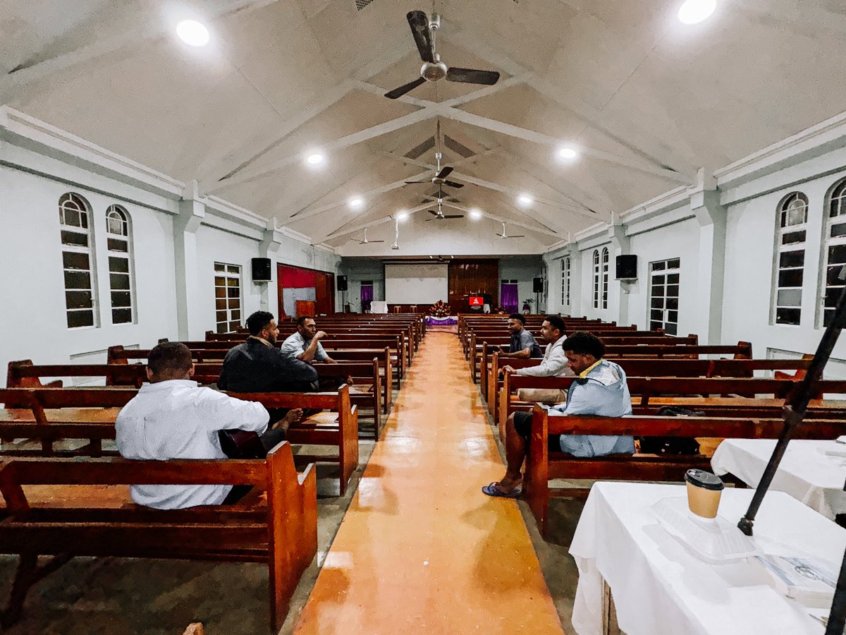 jay_vatuvatu's tweet image. Quiet moments, music, and good company at church tonight. #FijiLife #SabbathVibes