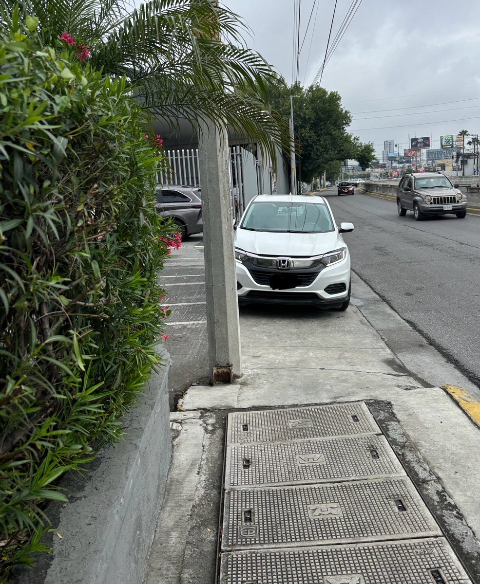 ¿Por qué prefieren invadir la banqueta que el arroyo vial? O no sé, usar los cajones de estacionamiento 👁️