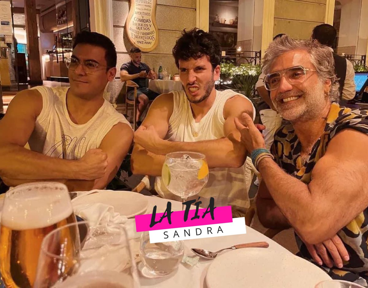 TuTiaSandra's tweet photo. Noche de chicos 💪🏼

#CarlosRivera #SebastianYatra #yatra #AlejandroFernandez #flexing #bicep https://t.co/ZDtm1Pyy8D
