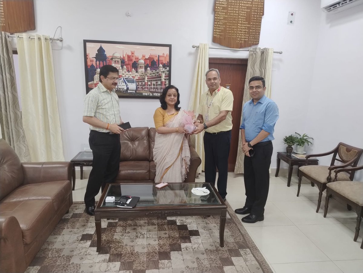 drm_lko's tweet photo. Ms. Manjusha Jain, PFA/NR was welcomed by DRM/LKO on her visit to LKO Division. She interacted with all the officers &amp; staff of Accounts Dept. and stressed on the need to work for achieving organisational goals and balance between professional and personal lives of employees. https://t.co/mmUXHe4TbX