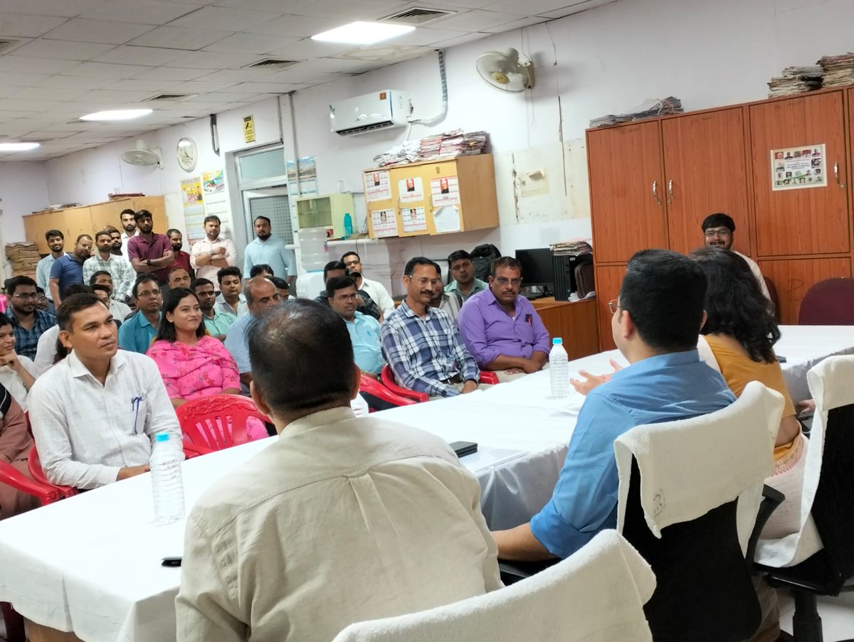 drm_lko's tweet photo. Ms. Manjusha Jain, PFA/NR was welcomed by DRM/LKO on her visit to LKO Division. She interacted with all the officers &amp; staff of Accounts Dept. and stressed on the need to work for achieving organisational goals and balance between professional and personal lives of employees. https://t.co/mmUXHe4TbX