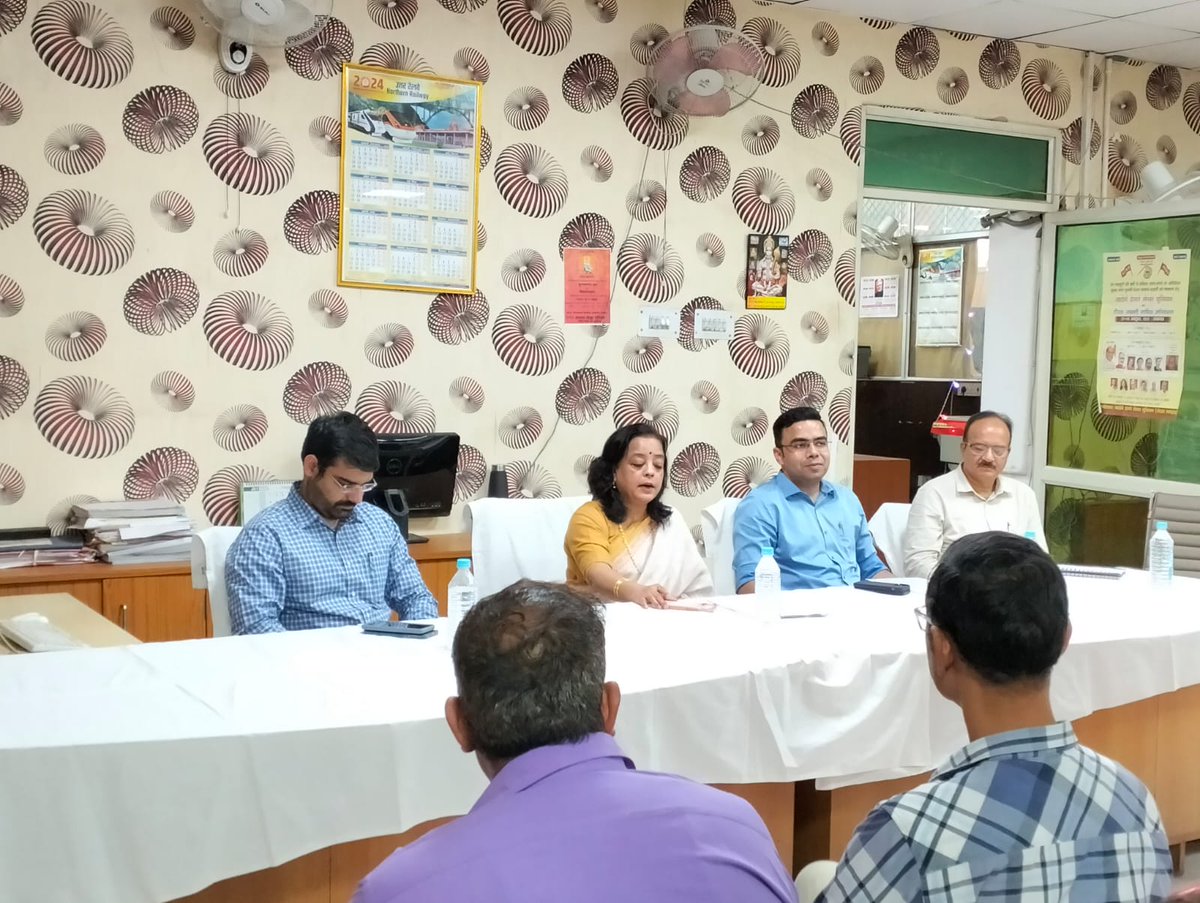 drm_lko's tweet photo. Ms. Manjusha Jain, PFA/NR was welcomed by DRM/LKO on her visit to LKO Division. She interacted with all the officers &amp; staff of Accounts Dept. and stressed on the need to work for achieving organisational goals and balance between professional and personal lives of employees. https://t.co/mmUXHe4TbX