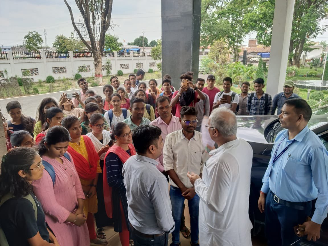 विभिन्न प्रतियोगी परीक्षाओं की तैयारियों में जुटे युवाओं से विश्राम गृह, पाटन में मुलाकात हुई।

वित्त मंत्री के बयान से युवा बेहद निराश हैं और भाजपा सरकार में खुद को ठगा हुआ महसूस कर रहे हैं।

युवाओं ने शिक्षक भर्ती सहित अन्य भर्तियों को जल्द से जल्द शुरू करवाने हेतु आवाज उठाने