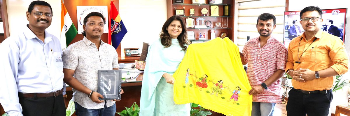 tg_womensafety's tweet photo. Artisans of Cheriyal paintings &amp; silver filigree from #Karimnagar presented their geographical indication products to @Shikhagoel_IPS ADGP. Mam encouraged them to explore diverse designs to continue their creative contributions to the world. #GiftaGIGiftaTradition #IPRAS https://t.co/TBz9TxBctK
