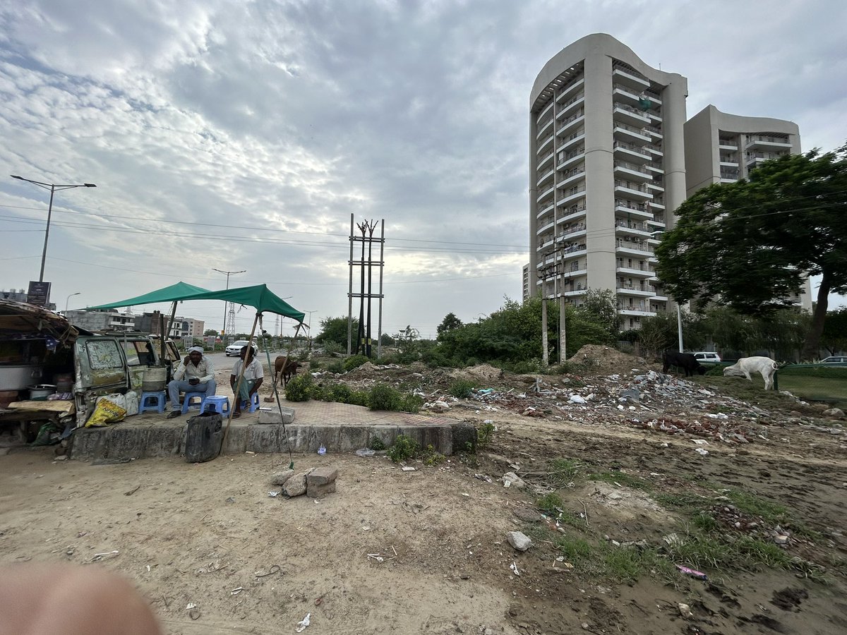 kas1988's tweet photo. Urgent! heaps of garbage are accumulating near the BPTP Discovery Park, Sector 80. This poses serious health and environmental risks. We need swift action to clear it up and ensure a cleaner, safer neighborhood! @DC_Faridabad @svoruganti1466 @NayabSainiBJP @cmohry @anandmamc https://t.co/ZCo7CVSMaS