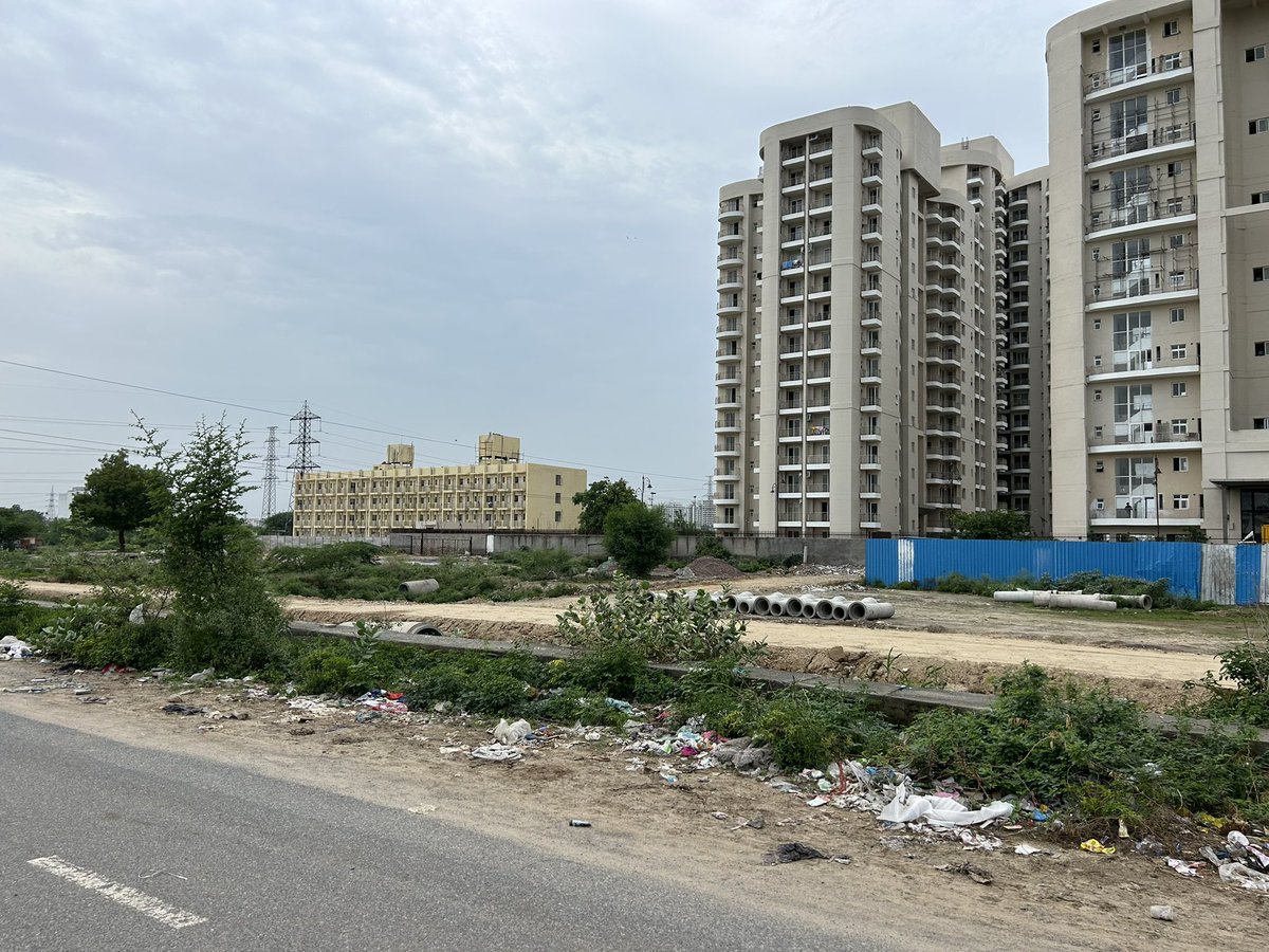 kas1988's tweet photo. Urgent! heaps of garbage are accumulating near the BPTP Discovery Park, Sector 80. This poses serious health and environmental risks. We need swift action to clear it up and ensure a cleaner, safer neighborhood! @DC_Faridabad @svoruganti1466 @NayabSainiBJP @cmohry @anandmamc https://t.co/ZCo7CVSMaS
