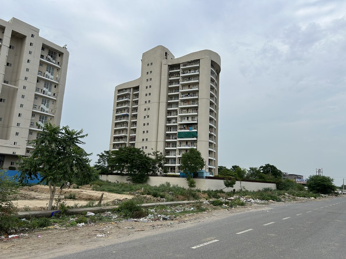 kas1988's tweet photo. Urgent! heaps of garbage are accumulating near the BPTP Discovery Park, Sector 80. This poses serious health and environmental risks. We need swift action to clear it up and ensure a cleaner, safer neighborhood! @DC_Faridabad @svoruganti1466 @NayabSainiBJP @cmohry @anandmamc https://t.co/ZCo7CVSMaS