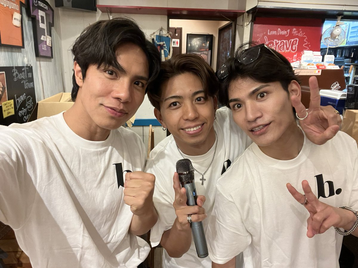 yuuki_matsuri's tweet photo. 溶岩ダイニングbraveの皆さんにも署名頂きましたー！！
先は長いけどみんなの思いを受け取ってコツコツ積み上げていきます🥰✨

#MATSURIのお三方とアルバイトABC https://t.co/JYkzxNYGp1