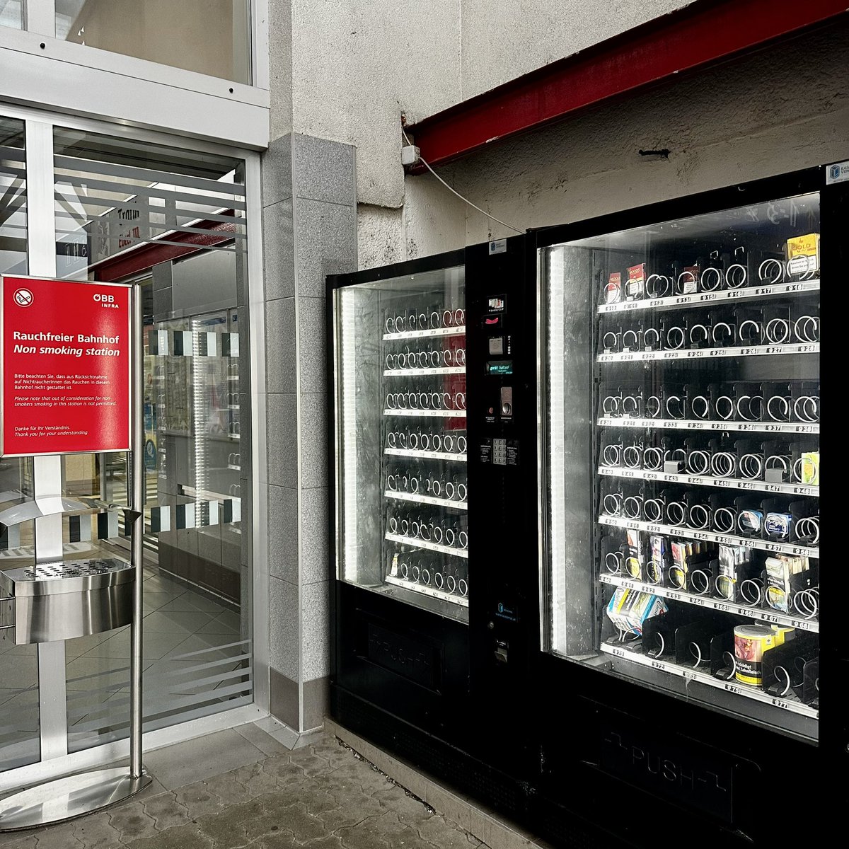 Kannst nicht erfinden: Rauchfreier Bahnhof und das Einzige, was vor dem Bahnhof im Selbstbedienungsautomaten gekauft werden kann, sind Rauchwaren 🤷‍♀️
<a href="/unsereOEBB/">ÖBB</a> 
#Knittelfeld #öbb