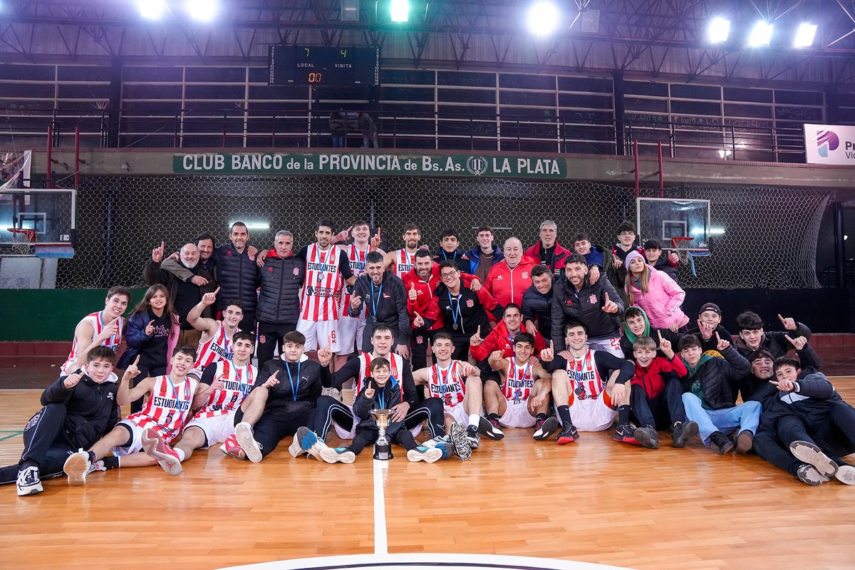 EdelpOficial's tweet photo. 🏀 ¡El Básquet gritó campeón! 🏆 Con una holgada victoria en la final ante Atenas por 76-47, nuestro elenco albirrojo se alzó con el Torneo Apertura de la APB. ¡Felicitaciones al plantel y cuerpo técnico por esta conquista! 👏 https://t.co/f84RZFLj4t