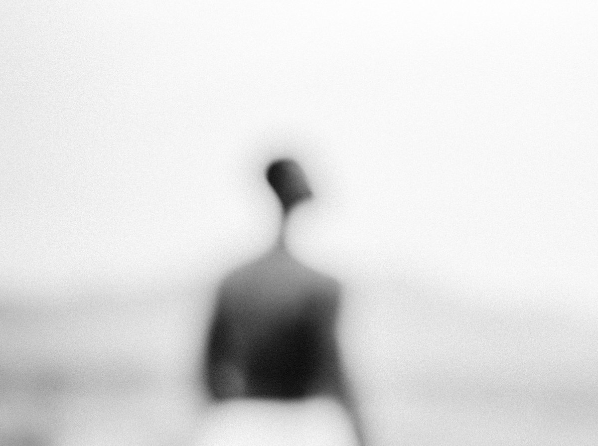 As we walk on dark stones,
Drawn by the mirage of reason,
Forever lost in transcendent time,
We fall in eternal descent,
Hoping in the ritual of life
To seek, in their eyes,
Eternity 🥀
As we die.