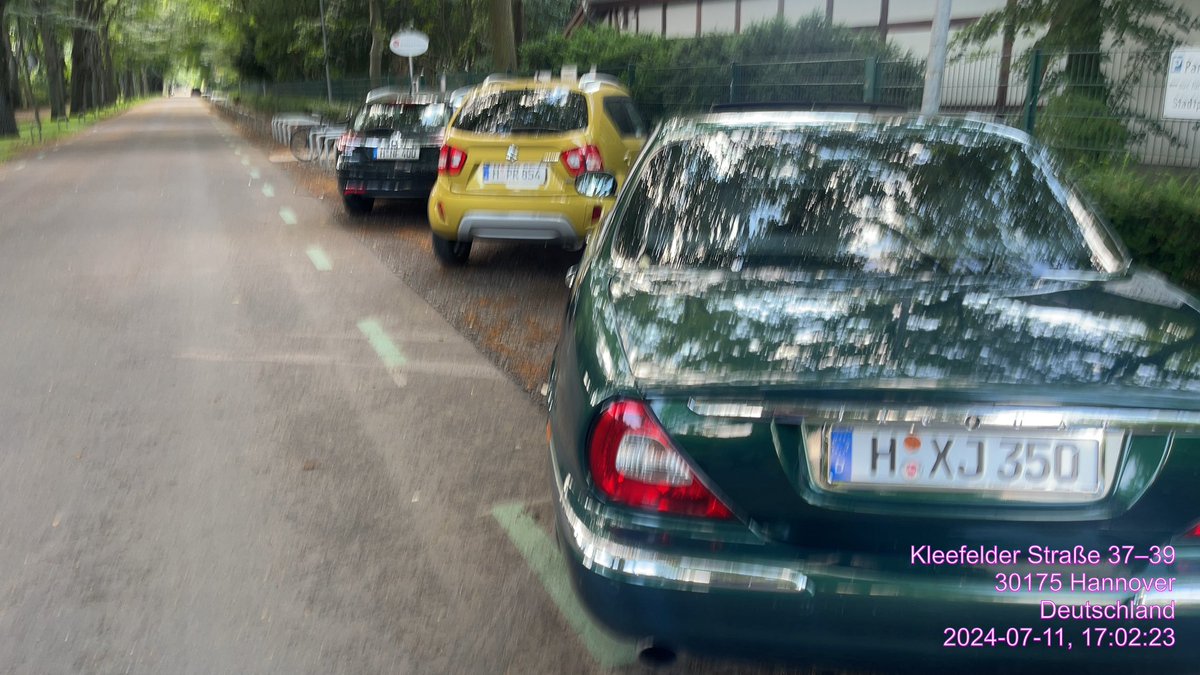 ICESonic6's tweet photo. Im Reich der #30JahreRotenPolitik ganz genau so …. #Diskussion um Fahrbahbreite In Fahrradstraße/ Veloroute - Parken in der. #DooringZone gefährliche #RadBlutSteifen #RaEvolution #MehrPlatzFürdRad #RindUmgrün #TdV24 @CCitiesOrg @hannoverpolitik @SPD_Suedstadt @SPDDoehren https://t.co/Q2R7OQcRET