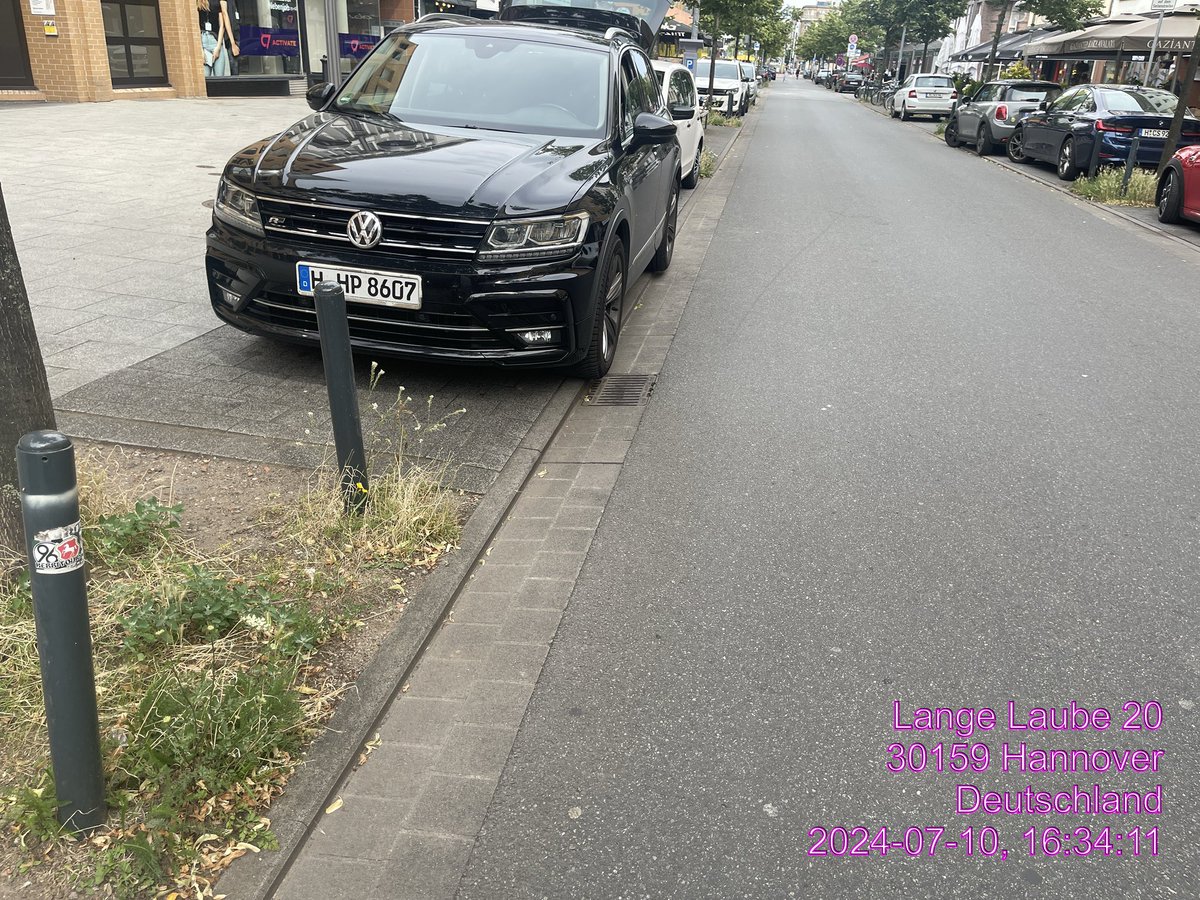 ICESonic6's tweet photo. Im Reich der #30JahreRotenPolitik ganz genau so …. #Diskussion um Fahrbahbreite In Fahrradstraße/ Veloroute - Parken in der. #DooringZone gefährliche #RadBlutSteifen #RaEvolution #MehrPlatzFürdRad #RindUmgrün #TdV24 @CCitiesOrg @hannoverpolitik @SPD_Suedstadt @SPDDoehren https://t.co/Q2R7OQcRET