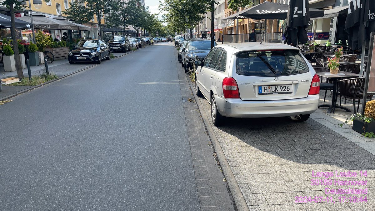 ICESonic6's tweet photo. Im Reich der #30JahreRotenPolitik ganz genau so …. #Diskussion um Fahrbahbreite In Fahrradstraße/ Veloroute - Parken in der. #DooringZone gefährliche #RadBlutSteifen #RaEvolution #MehrPlatzFürdRad #RindUmgrün #TdV24 @CCitiesOrg @hannoverpolitik @SPD_Suedstadt @SPDDoehren https://t.co/Q2R7OQcRET