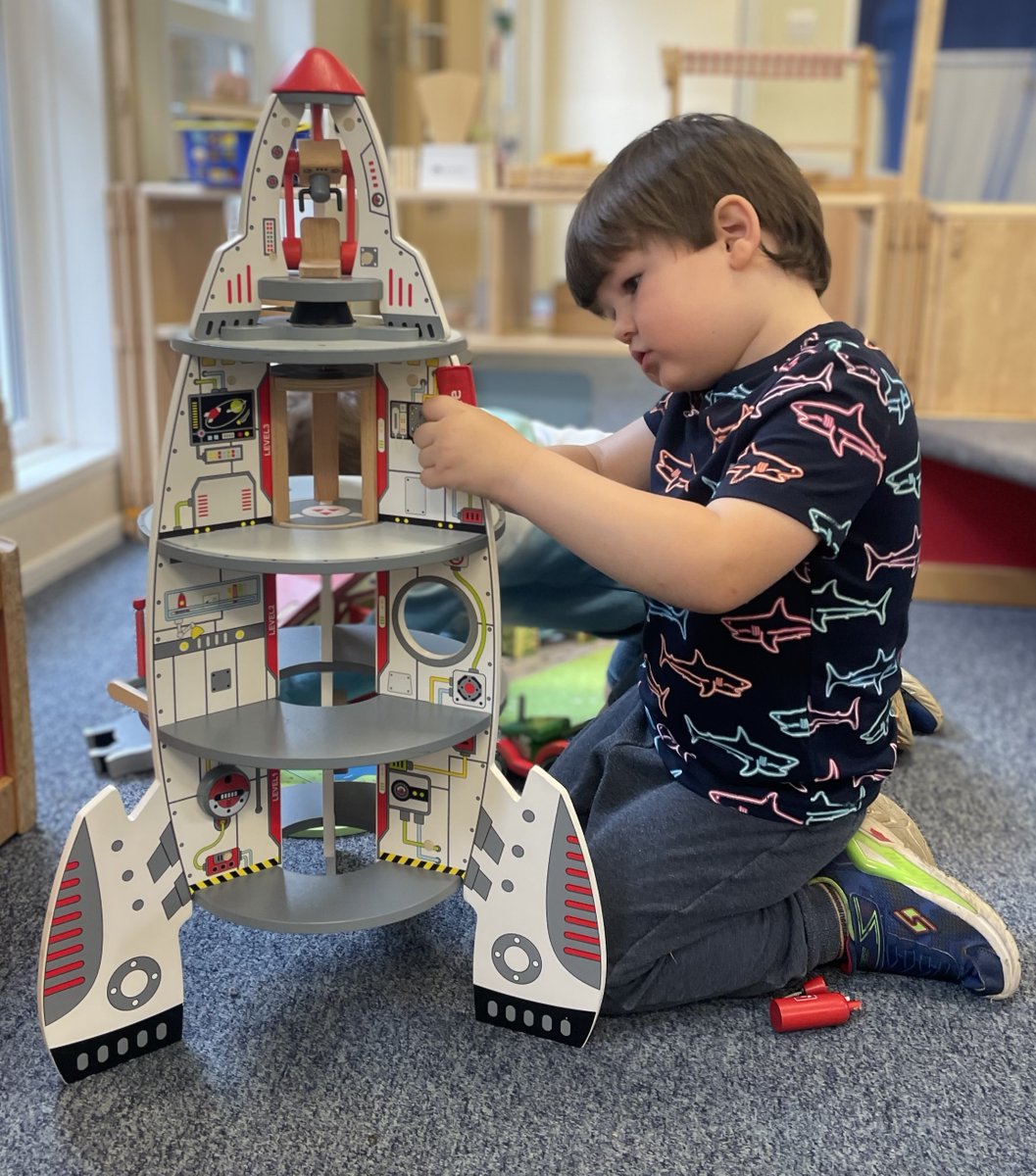 SFETrust's tweet image. On Tuesday, 9th July, Busbridge Infant School warmly welcomed new parents to explore their newly established pre-school. 🌟
The children loved the new play areas, especially the outdoor spaces featuring a new playhouse and balancing water buckets! 🏡💦
#surrey #busbridge