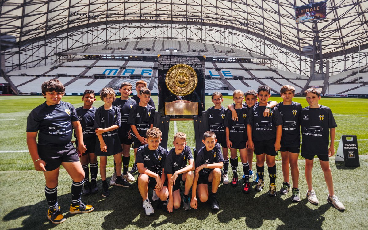 top14rugby's tweet photo. Defender a soutenu cette saison 77 équipes U12 ayant un impact positif pour leur environnement.
Grâce à leur engagement sur les défis #DefenderOfTomorrow, le SO Givors Rugby a eu l’opportunité unique d’emmener le Bouclier de Brennus au Stade Vélodrome et de découvrir les coulisses de la #FinaleTOP14 !
@LandRover #DefenderOfTomorrow