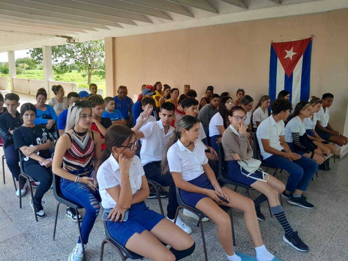 Felicidades a nuestros estudiantes de 9no grado que en el día de hoy celebraron su graduación #vamospormas2024 #CubaMined #ComunicadoraDPEVillaClara #DPEVillaClara #DirectorEducacionSagua #EducacionDeCalidad