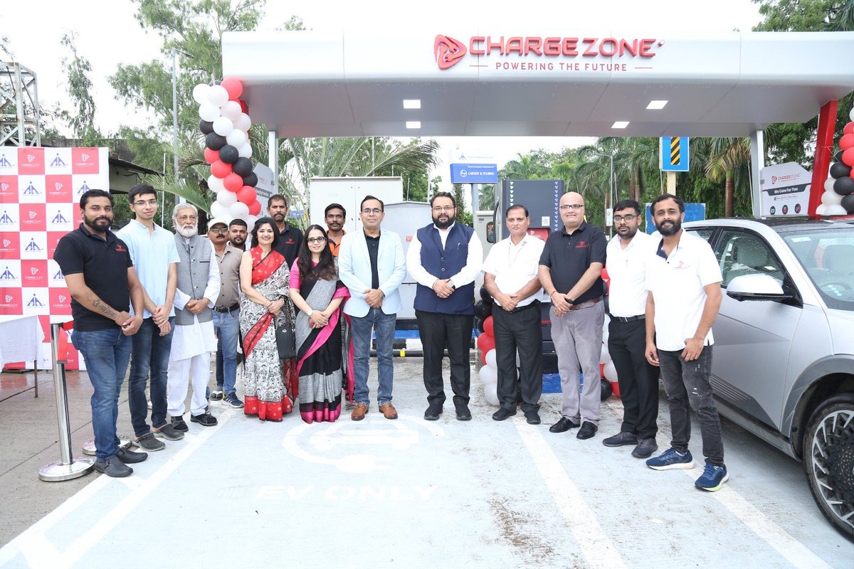 HathiArpit's tweet photo. ChargeZone High Speed Electric Vehicle Charging Station of 60kw has been installed at Vadodara International Airport
Inauguration ceremony was graced by Member of Parliament of Vadodara Shri Dr Hemangbhai Joshi &amp; Vadodara Airport Director Shri Pradeep Dobriyal https://t.co/PCZ9J6hcJO