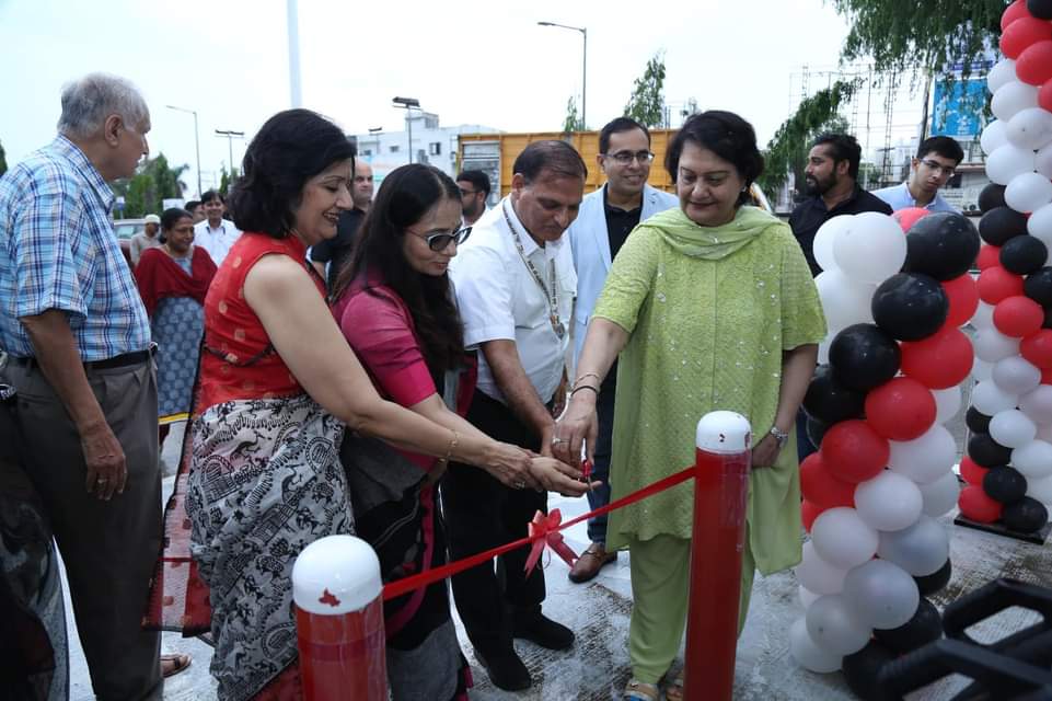HathiArpit's tweet photo. ChargeZone High Speed Electric Vehicle Charging Station of 60kw has been installed at Vadodara International Airport
Inauguration ceremony was graced by Member of Parliament of Vadodara Shri Dr Hemangbhai Joshi &amp; Vadodara Airport Director Shri Pradeep Dobriyal https://t.co/PCZ9J6hcJO