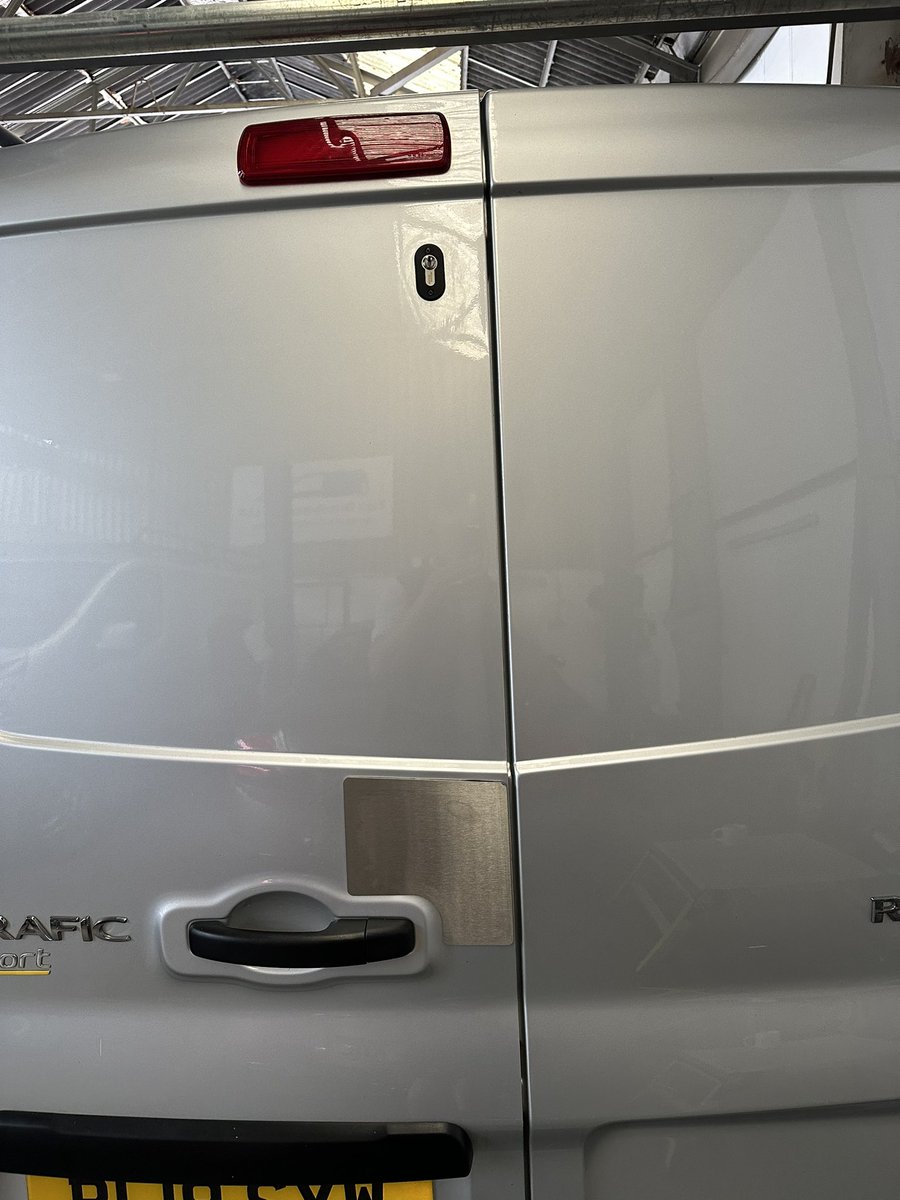 ALSCarLocksmith's tweet photo. 2019 Renault Trafic in for @VanGUK uard hook locks to all doors and security shielding to the load area ✅ https://t.co/Wm9sr2cwk2