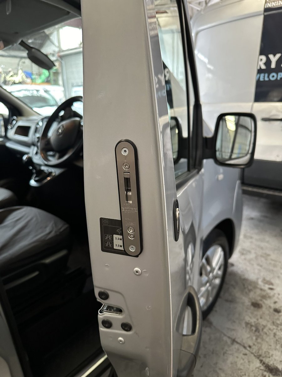 ALSCarLocksmith's tweet photo. 2019 Renault Trafic in for @VanGUK uard hook locks to all doors and security shielding to the load area ✅ https://t.co/Wm9sr2cwk2
