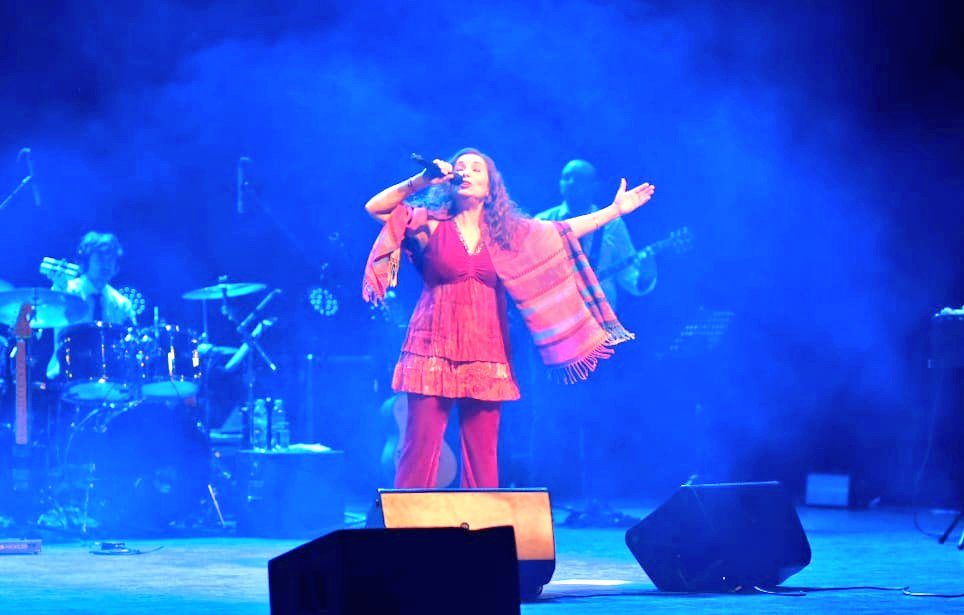 🎶La reconocida artista argentina Sandra Mihanovich brindó anoche un fantástico espectáculo en el emblemático Teatro Municipal de Asunción, con su show #Ponerelcuerpo.