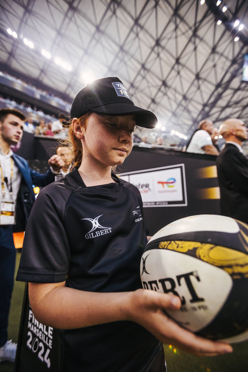 RugbyramaFR's tweet photo. Anouk, 9 ans, sélectionnée pour son engagement pour un monde meilleur, a remporté le programme #DefenderOfTomorrow et a eu la chance de porter le ballon de la finale de Top 14 !
En détails> https://t.co/lCgl4VKvBy
#PartenariatMidol avec @RangeRover, voiture officielle du Top 14 https://t.co/zKTu4Ur6dA