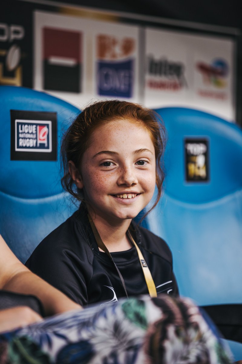 RugbyramaFR's tweet photo. Anouk, 9 ans, sélectionnée pour son engagement pour un monde meilleur, a remporté le programme #DefenderOfTomorrow et a eu la chance de porter le ballon de la finale de Top 14 !
En détails> https://t.co/lCgl4VKvBy
#PartenariatMidol avec @RangeRover, voiture officielle du Top 14 https://t.co/zKTu4Ur6dA