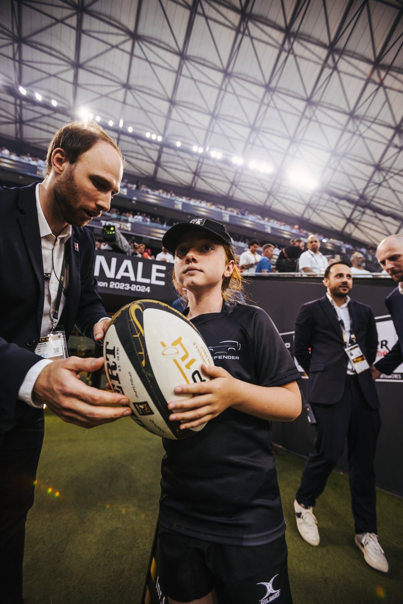 RugbyramaFR's tweet photo. Anouk, 9 ans, sélectionnée pour son engagement pour un monde meilleur, a remporté le programme #DefenderOfTomorrow et a eu la chance de porter le ballon de la finale de Top 14 !
En détails> https://t.co/lCgl4VKvBy
#PartenariatMidol avec @RangeRover, voiture officielle du Top 14 https://t.co/zKTu4Ur6dA